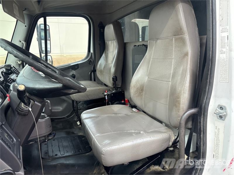 Freightliner M2 106 شاحنات قلابة