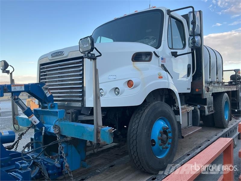 Freightliner M2 106 Tovornjaki s kesonom/platojem