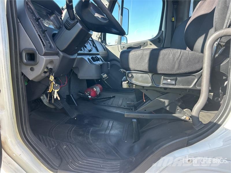 Freightliner M2 106 Camiões caixa temperatura controlada