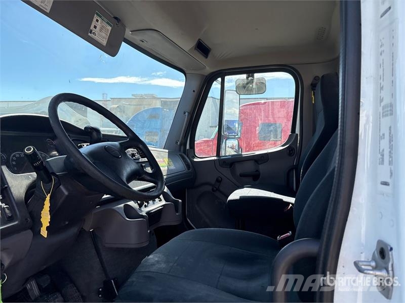 Freightliner M2 106 キャビン及び内装