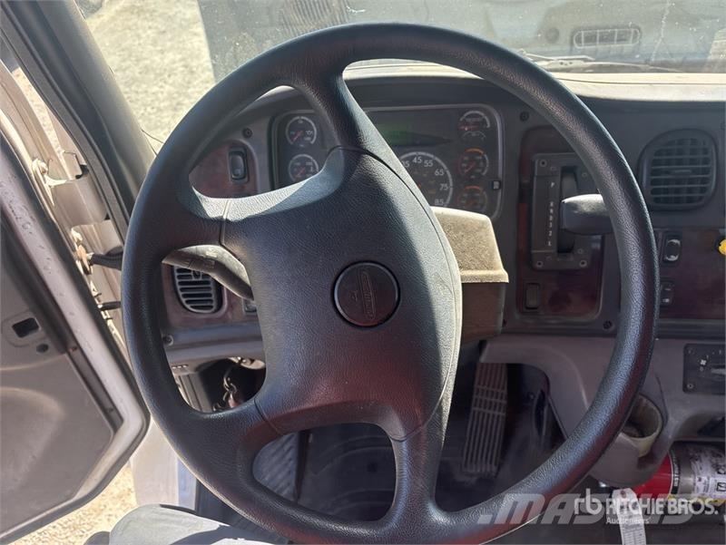 Freightliner M2 106 Camiones plataforma