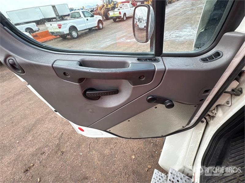 Freightliner M2 106 Kabine i unutrašnjost