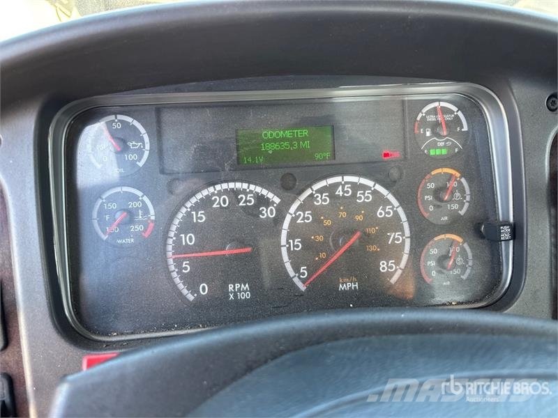Freightliner M2 106 Tovornjaki s kesonom/platojem