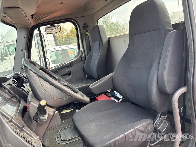 Freightliner M2 106 캐빈 및 인테리어