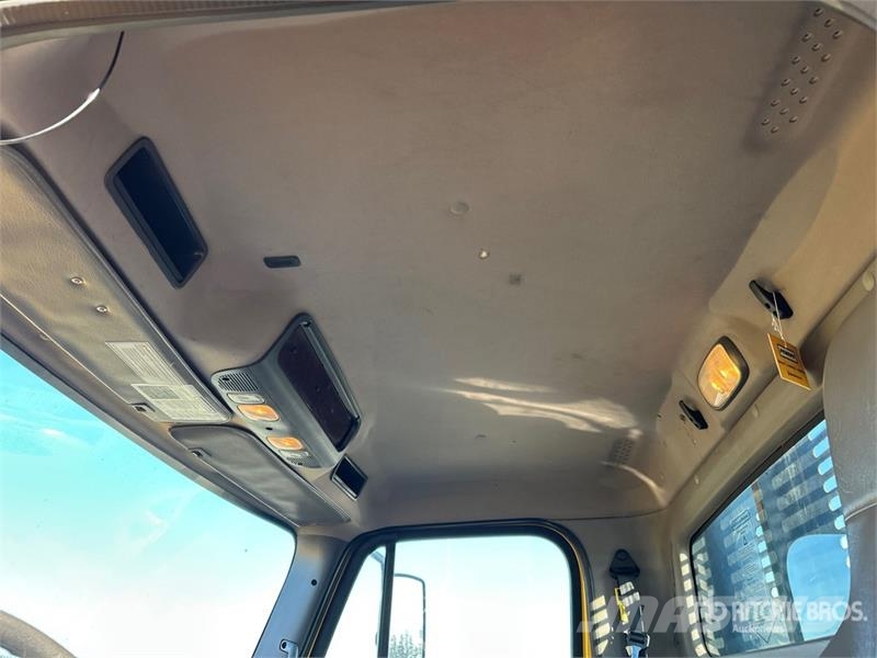 Freightliner M2 106 Camiones de cama baja