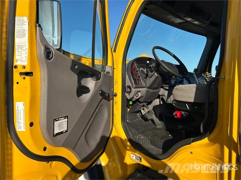 Freightliner M2 106 Camiones de cama baja