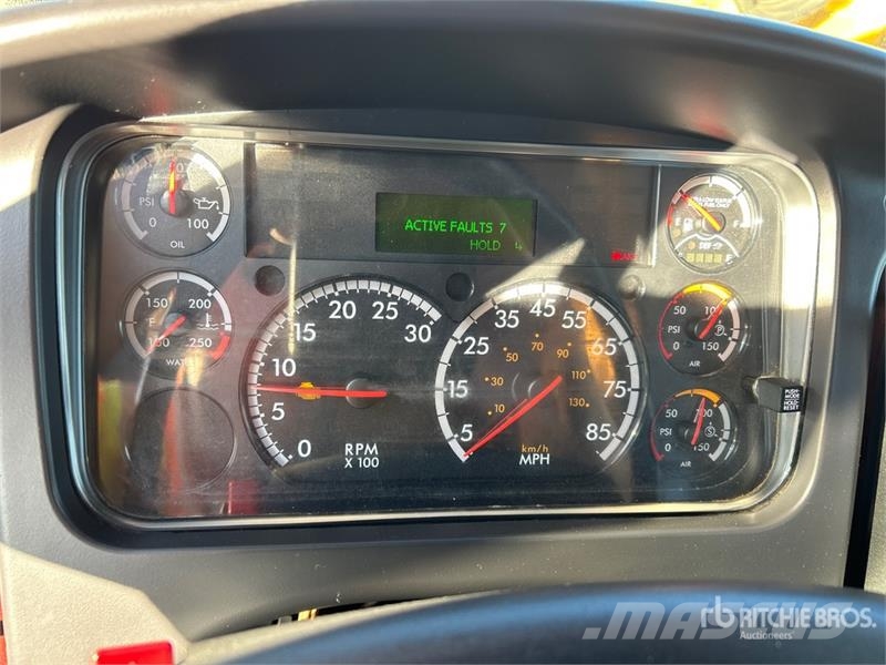 Freightliner M2 106 Camiones de cama baja