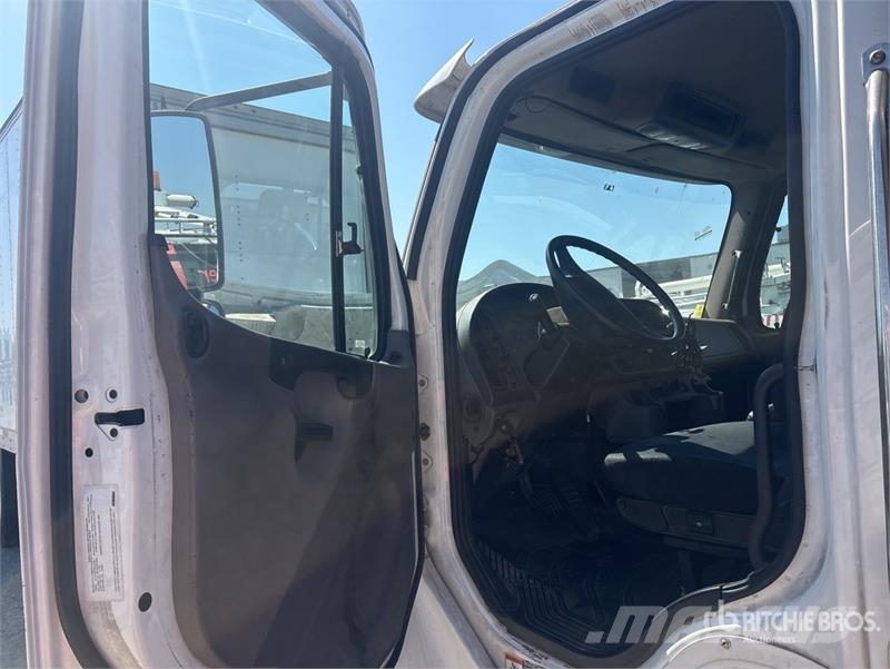 Freightliner M2 106 Camiones plataforma