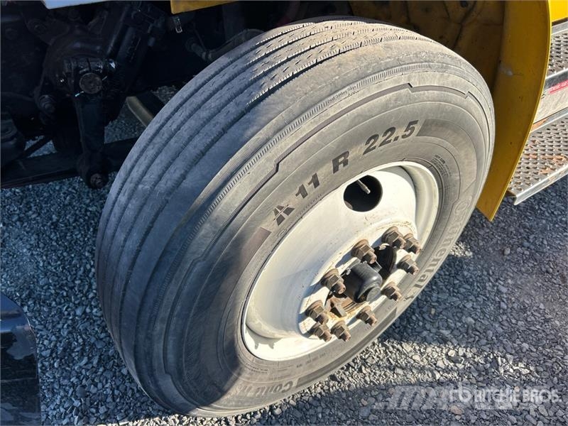 Freightliner M2 106 Camiones de cama baja