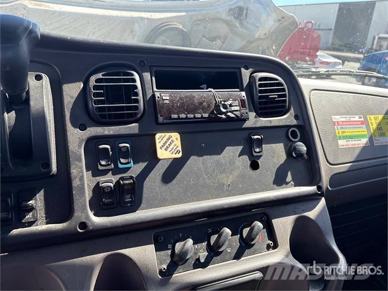 Freightliner M2 106 キャビン及び内装