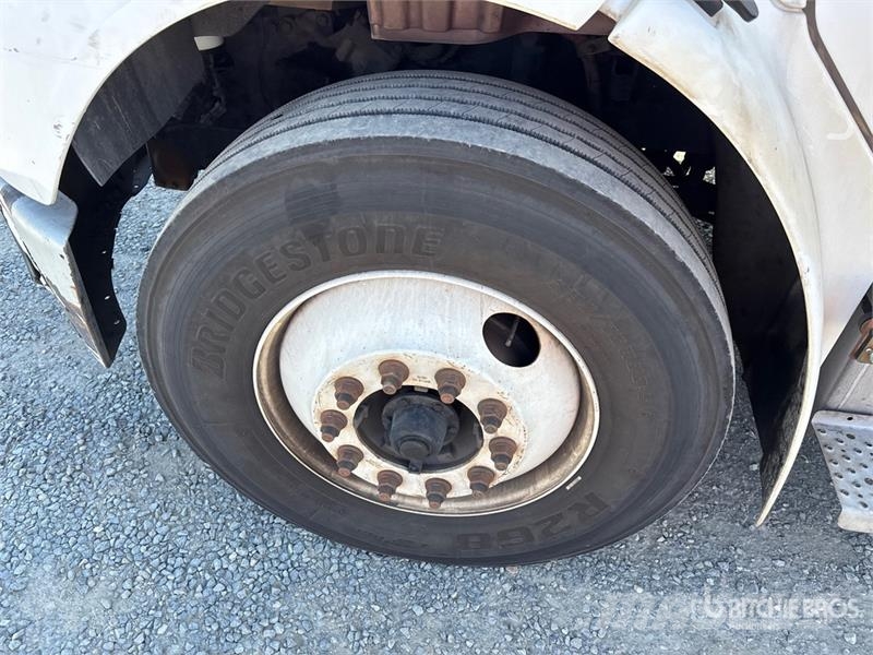 Freightliner M2 106 Tovornjaki s kesonom/platojem