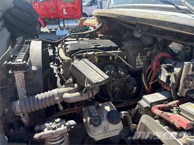Freightliner M2 106 キャビン及び内装