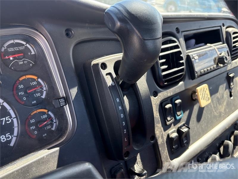 Freightliner M2 106 キャビン及び内装