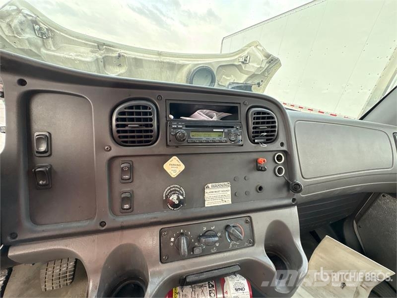 Freightliner M2 106 Kabine i unutrašnjost