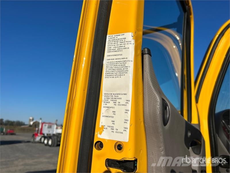 Freightliner M2 106 Camiones de cama baja