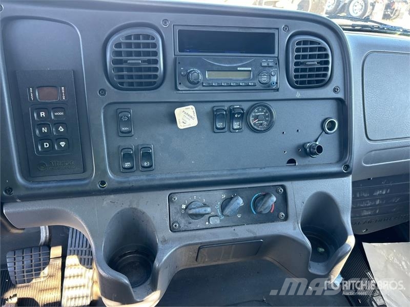 Freightliner M2 106 Tovornjaki s kesonom/platojem