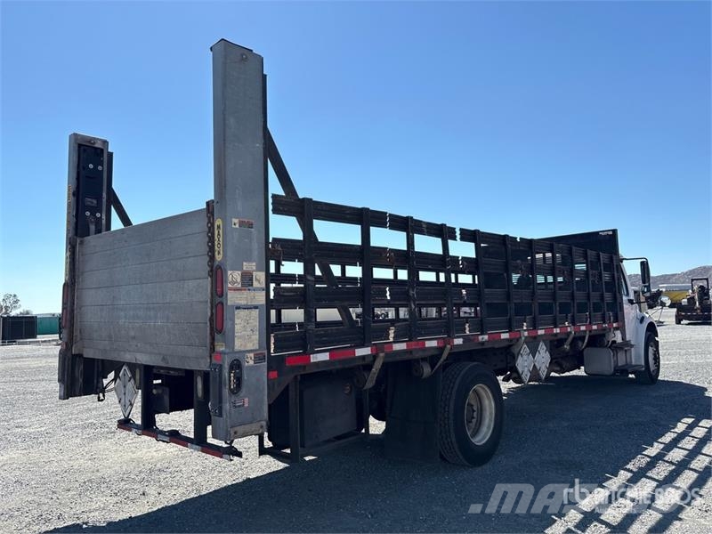 Freightliner M2 106 شاحنات مسطحة/مفصلية الجوانب