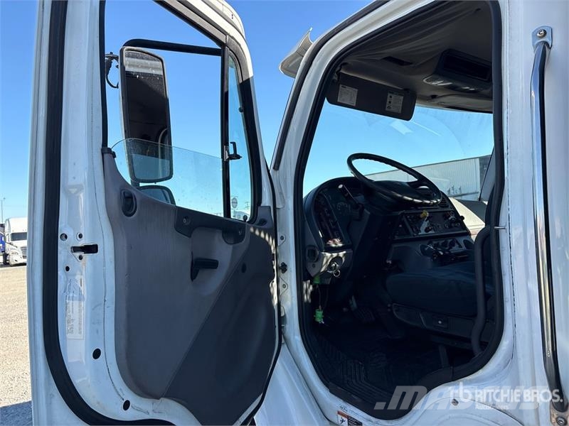 Freightliner M2 106 Kamioni sa otvorenim sandukom