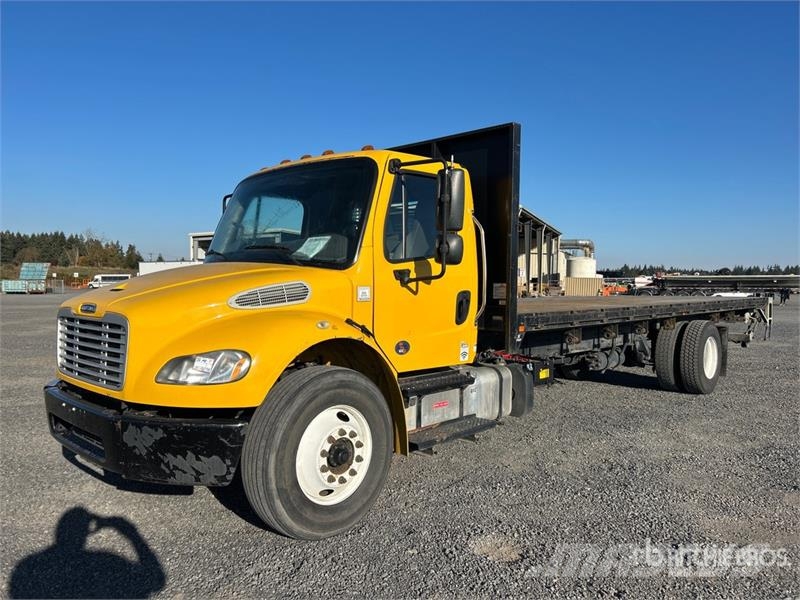 Freightliner M2 106 Camiones de cama baja