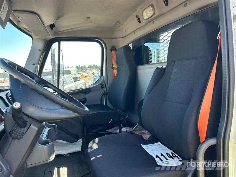 Freightliner M2 106 Tovornjaki s kesonom/platojem