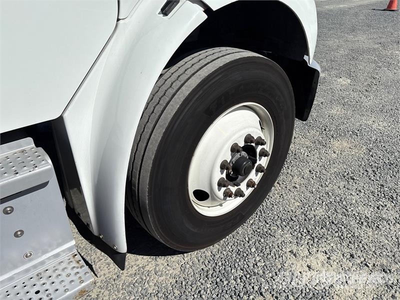 Freightliner M2 106 キャビン及び内装