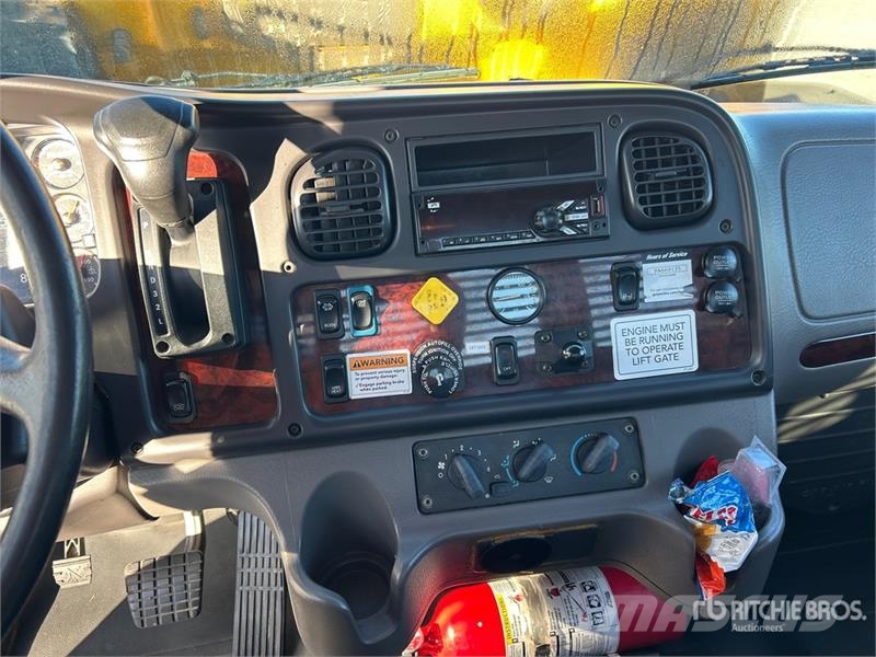 Freightliner M2 106 Camiones de cama baja