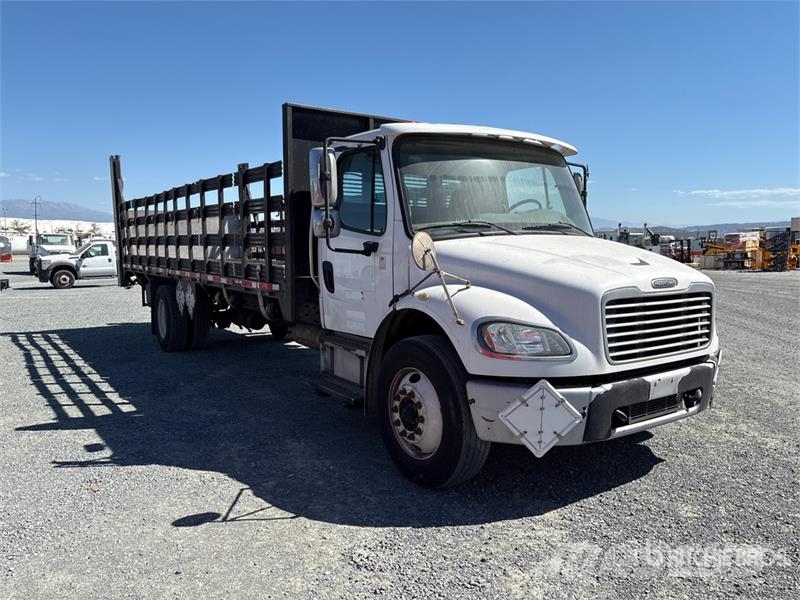 Freightliner M2 106 شاحنات مسطحة/مفصلية الجوانب
