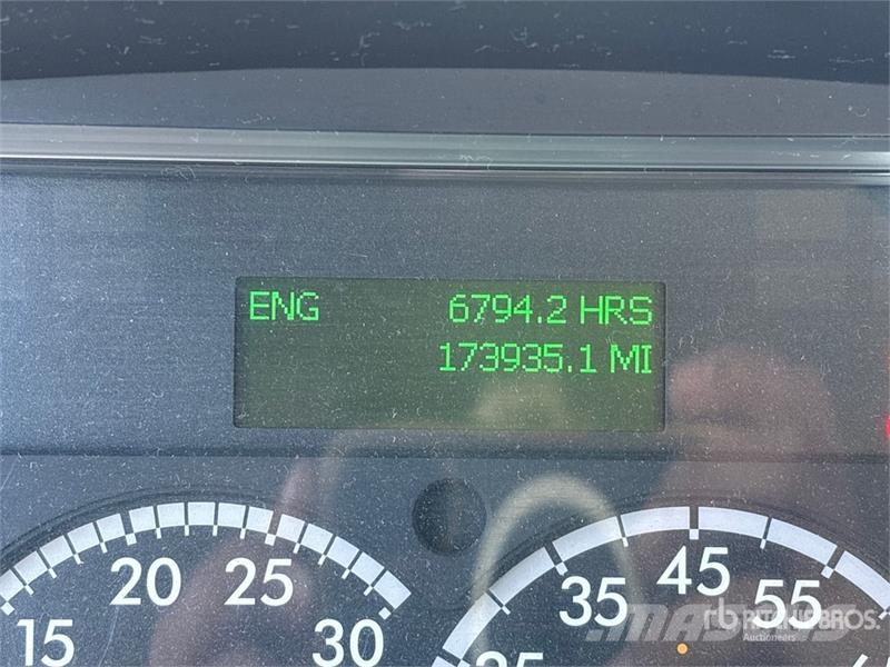 Freightliner M2 106 Kamioni sa otvorenim sandukom