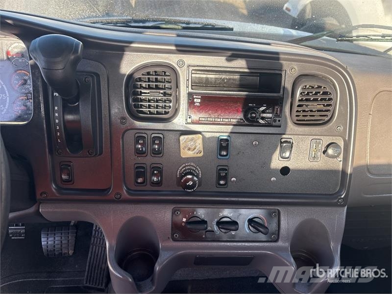 Freightliner M2 106 Cabinas