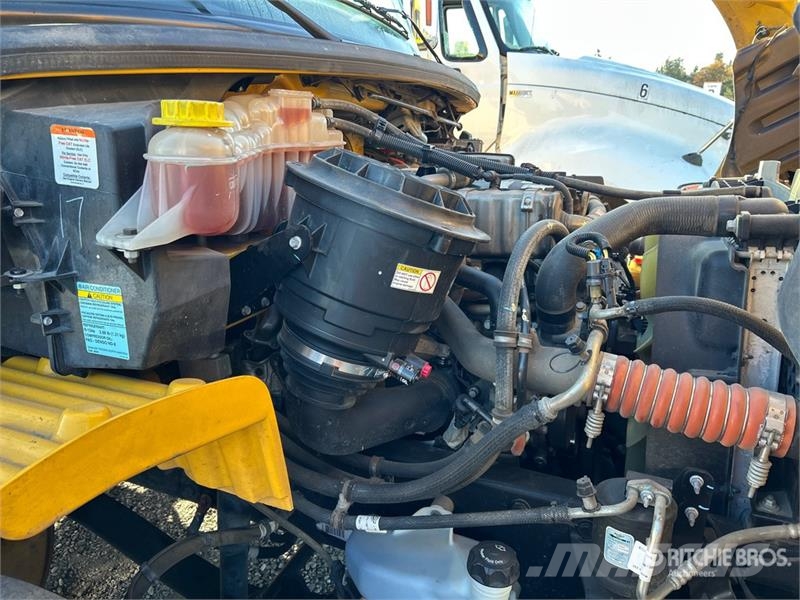 Freightliner M2 106 Camiones de cama baja