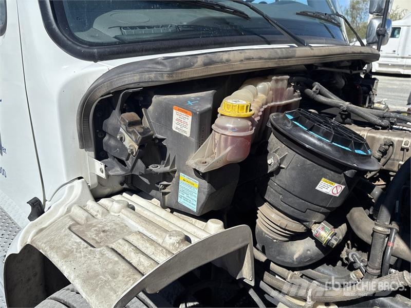 Freightliner M2 106 キャビン及び内装