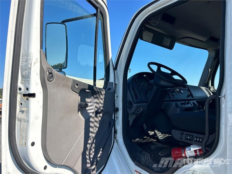 Freightliner M2 106 Tovornjaki s kesonom/platojem