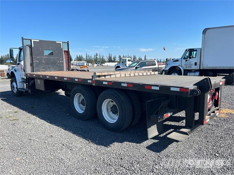 Freightliner M2 106 Tovornjaki s kesonom/platojem
