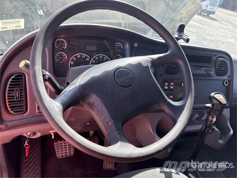 Freightliner M2 106 Furgons