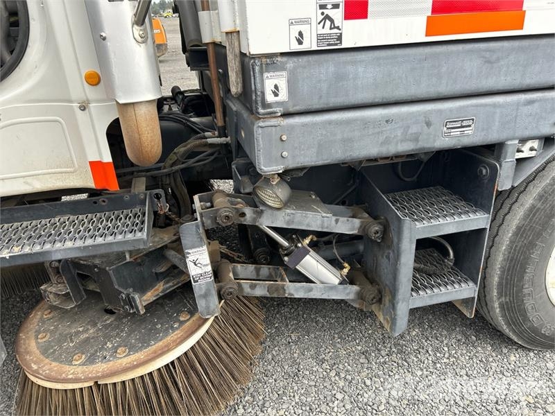 Freightliner M2 106 Camion balayeur