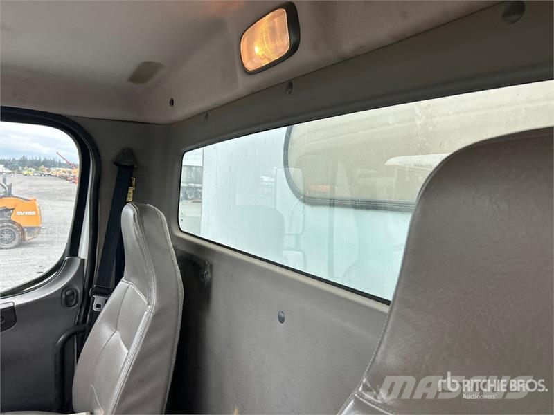 Freightliner M2 106 Camion balayeur
