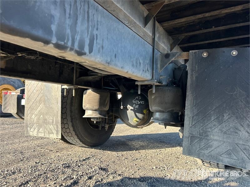 Freightliner M2 106 Camiones de cama baja