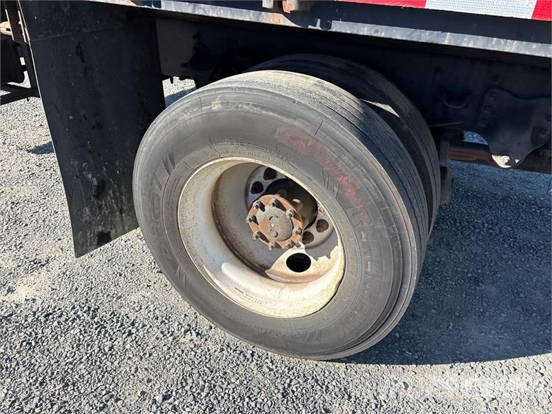 Freightliner M2 106 Kamioni sa otvorenim sandukom