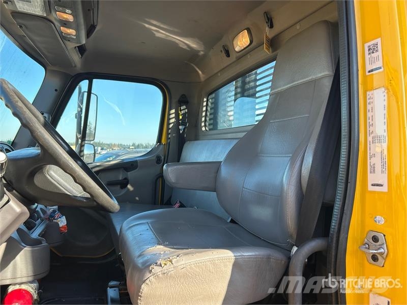 Freightliner M2 106 Camiones de cama baja
