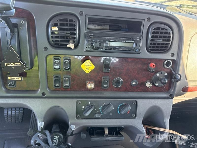 Freightliner M2 106 Kamioni sa otvorenim sandukom