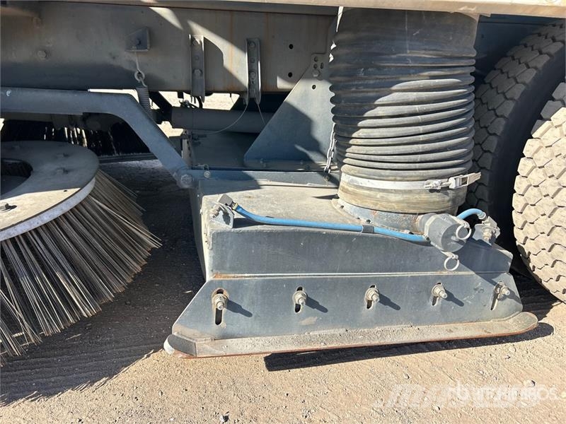 Freightliner M2 106 Pometalni stroji