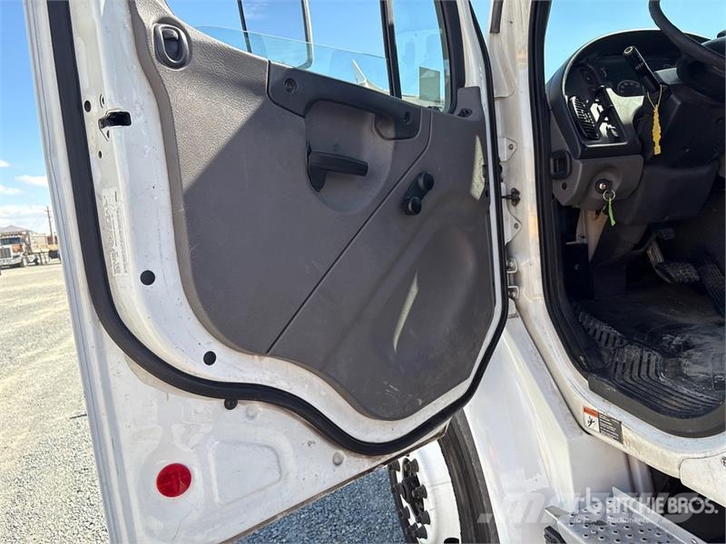 Freightliner M2 106 キャビン及び内装
