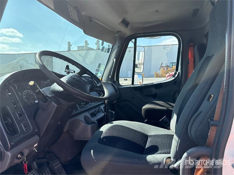Freightliner M2 106 Furgons