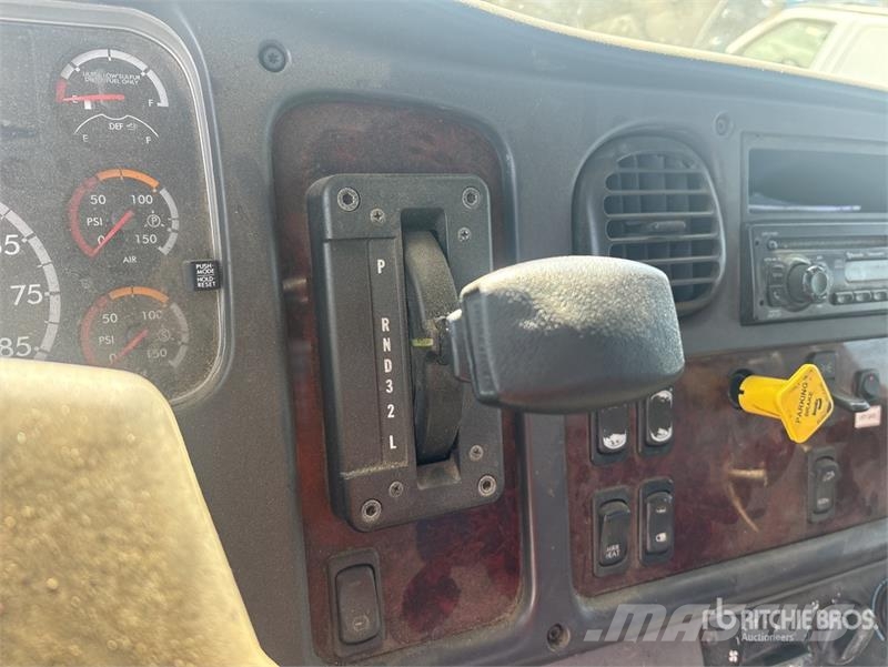Freightliner M2 106 Camiones plataforma