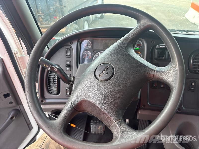 Freightliner M2 106 شاحنات قلابة