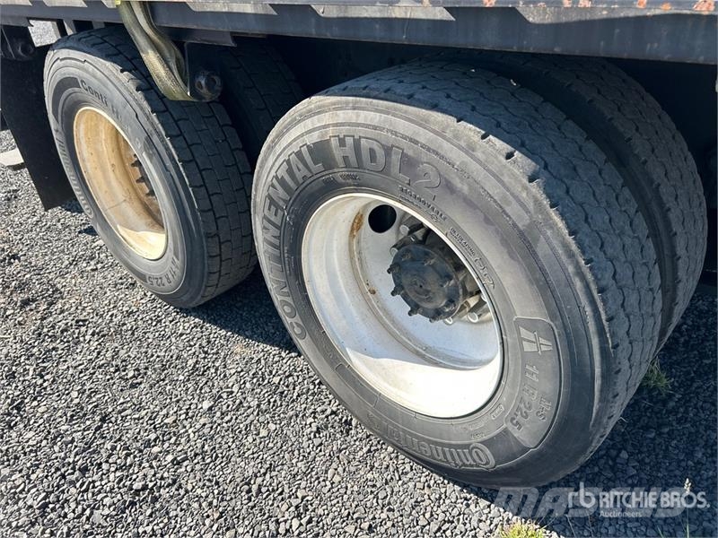 Freightliner M2 106 Tovornjaki s kesonom/platojem