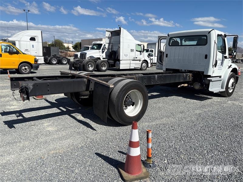 Freightliner M2 106 キャビン及び内装