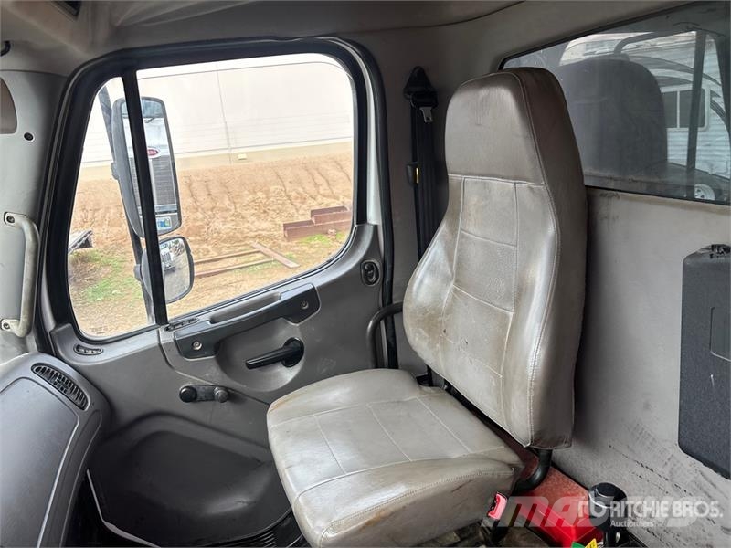 Freightliner M2 106 شاحنات قلابة