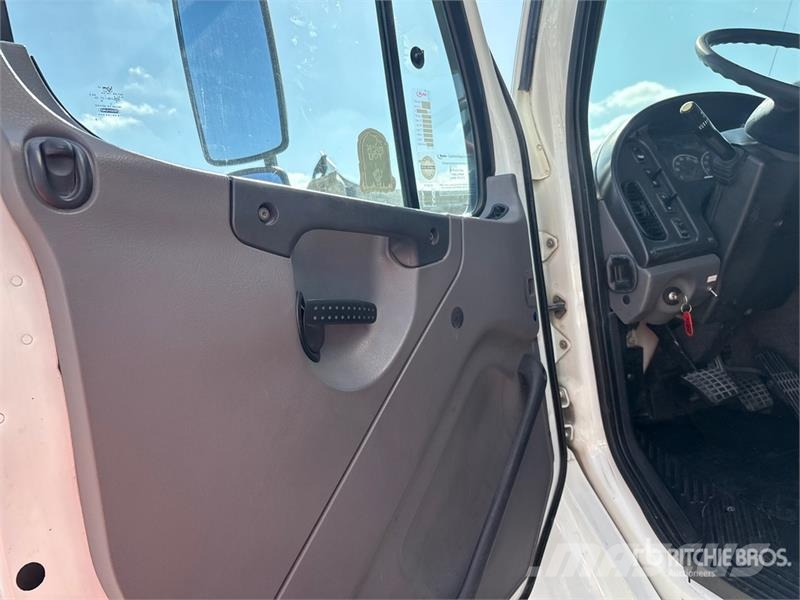 Freightliner M2 106 Furgons