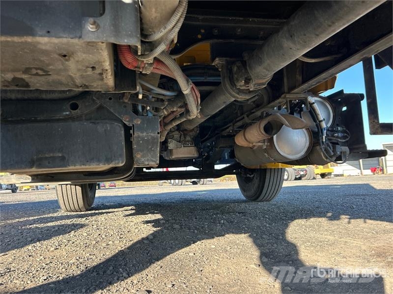 Freightliner M2 106 Camiones de cama baja